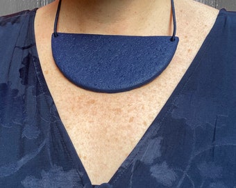 Dunkelblaue Halskette, Blaues Statement, Geometrische Halskette, Halbkreis Lätzchen, Große Statement Halskette, Chunky Halskette, Kostüm Halskette