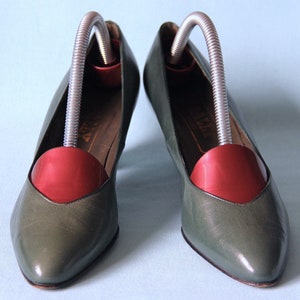 80'S T 36 green leather pumps