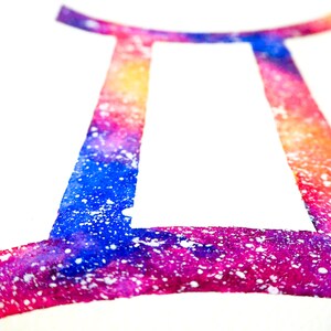 Puede incluir: Una pintura de acuarela del signo del zod&iacute;aco G&eacute;minis. El signo est&aacute; delineado en un dise&ntilde;o vibrante y multicolor con salpicaduras de pintura blanca.