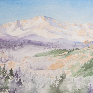 Op de afbeelding: Een aquarel schilderij van een bergketen met besneeuwde toppen. De bergen bevinden zich op de achtergrond, en op de voorgrond ligt een vallei met bomen en mist. De lucht is blauw en de bergen zijn paars en wit.