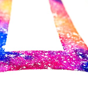 Puede incluir: Un marco de acuarela colorido con un fondo blanco. El marco est&aacute; hecho de un degradado de azul, morado, rosa, naranja y amarillo. El marco tiene una textura moteada.