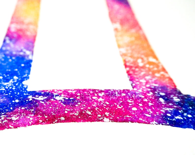 Puede incluir: Un marco de acuarela colorido con un fondo blanco. El marco est&aacute; hecho de un degradado de azul, morado, rosa, naranja y amarillo. El marco tiene una textura moteada.