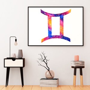 Puede incluir: Una impresi&oacute;n enmarcada del signo del zod&iacute;aco G&eacute;minis, realizada en estilo acuarela con un patr&oacute;n gal&aacute;ctico en tonos de rosa, morado, azul y amarillo.