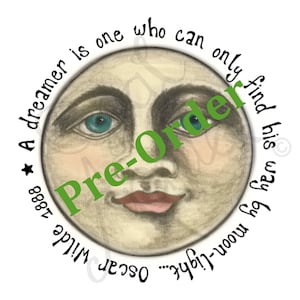 Puede incluir: Una ilustración en blanco y negro de una luna con una cara humana. La luna está rodeada por un círculo de texto que dice "A dreamer is one who can only find his way by moon-light... Oscar Wilde 1888".