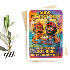 Cara, quase esquecemos – Cartão de aniversário engraçado de maconheiro para ele, Cartão de felicitações hilário com tema de maconha para rapazes, Humor retrô psicodélico