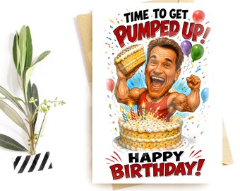 Könnte beinhalten: Eine Grußkarte mit einer Cartoon-Illustration einer muskulösen Person im roten Tanktop, die aus einer Geburtstagstorte mit brennenden Kerzen auftaucht. Der Text lautet TIME TO GET PUMPED UP! und HAPPY BIRTHDAY! umgeben von Luftballons und Konfetti.