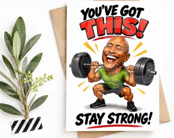 Könnte beinhalten: Eine Grußkarte mit einer Cartoon-Karikatur eines glatzköpfigen Mannes, der eine schwere Langhantel hebt. Der Mann trägt ein grünes T-Shirt und eine schwarze Shorts. Der Text lautet oben YOU'VE GOT THIS! und unten STAY STRONG! in fetten Buchstaben.