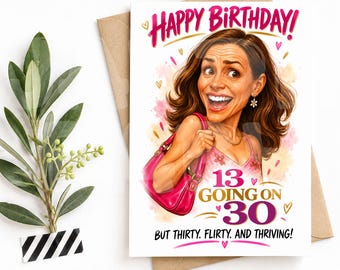 Op de afbeelding: Een rechthoekige verjaardagskaart met een cartoonillustratie van een lachend persoon met bruin haar, gekleed in een roze top en met een roze handtas. De tekst luidt HAPPY BIRTHDAY! 13 GOING ON 30 BUT THIRTY, FLIRTY, AND THRIVING!