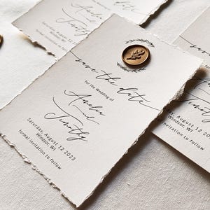 Invito con sigillo di cera Save the Date stampato Elegante biglietto Save the Date con bordi strappati Invito a mano con bordi strappati semplice biglietto Save the Date