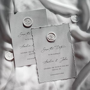 Save the Date grigio, Save the Date con sigillo in cera, Save the Date elegante, invito, minimalista, bordi strappati a mano, Save the Date grigio chiaro