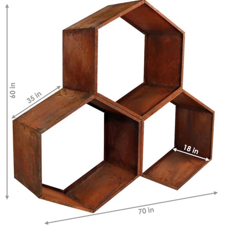 Puede incluir: Estanter&iacute;a hexagonal r&uacute;stica de metal envejecido. La unidad mide 152 cm de alto, 178 cm de ancho y 89 cm de profundidad, con aberturas de estante individuales de 46 cm de profundidad. Las estanter&iacute;as son de color marr&oacute;n rojizo.