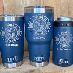 Bicchiere in acciaio inossidabile YETI inciso al laser da 20 o 30 once e lattine Colsters - Scudo personalizzato dei VIGILI DEL FUOCO, disponibili in diversi colori