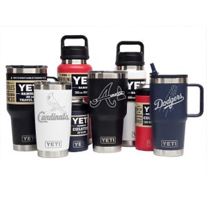 Choisissez votre équipe de baseball ! Gobelets, tasses, porte-canettes et bouteilles YETI personnalisés avec gravure laser. Choisissez votre couleur.