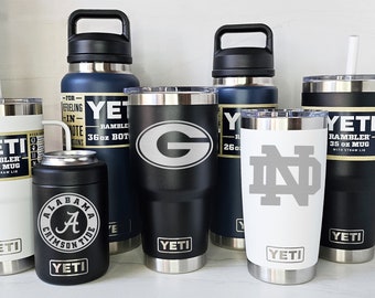 Vasos, tazas con asas, colsters y botellas grabados con láser YETI: personalizados, seleccione su universidad, disponible. en negro, azul marino y blanco