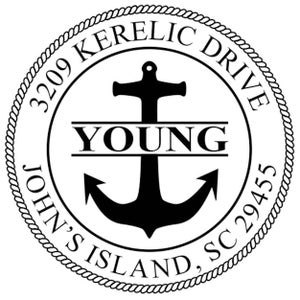 Könnte beinhalten: Schwarzer und weißer Anker mit einem Seilrand. Der Text "YOUNG" ist mittig über dem Anker platziert. Der Text "3209 KERELIC DRIVE JOHN'S ISLAND, SC 29455" befindet sich um den Anker und den Seilrand herum.