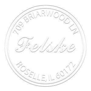 Op de afbeelding: Wit rond retour-adreslabel met de tekst "709 Briarwood Ln, Roselle, IL 60172" en de naam "Felske" in een cursief schrift.