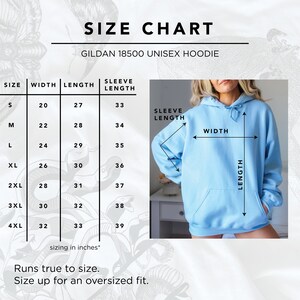 Puede incluir: Sudadera con capucha unisex Gildan 18500 azul claro con una tabla de tallas. La tabla muestra medidas en pulgadas para el ancho, largo y largo de manga, desde la talla S hasta la 4XL. El texto dice: "Fiel a la talla. Elige una talla m&aacute;s para un ajuste oversize."