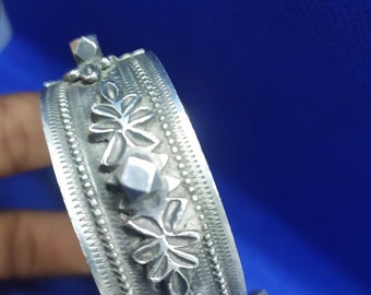 Moroccan jewelry. old Berber ethnic silver anti-Atlas clasps bracelet, 2 3/8 iches inner diameter.