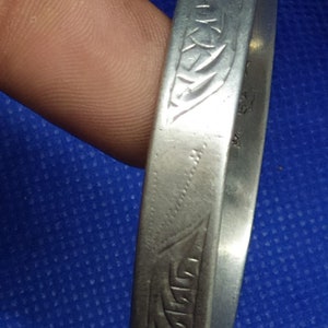 Marokkanischer Schmuck, alter getragener Souss Berber Silberarmreif, Arabesken, 6 cm Durchmesser, mit Silberstempel