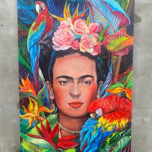 Pu&ograve; includere: Un dipinto colorato di Frida Kahlo con due pappagalli e fiori tropicali. Il dipinto &egrave; realizzato in uno stile vibrante con colori e pennellate audaci.