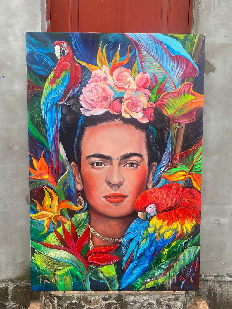 Pu&ograve; includere: Un dipinto colorato di Frida Kahlo con due pappagalli e fiori tropicali. Il dipinto &egrave; realizzato in uno stile vibrante con colori e pennellate audaci.