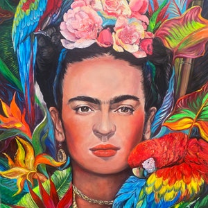 Pu&ograve; includere: Un dipinto colorato di Frida Kahlo circondata da fiori tropicali e pappagalli. Il dipinto &egrave; realizzato in uno stile realistico e presenta colori vivaci.