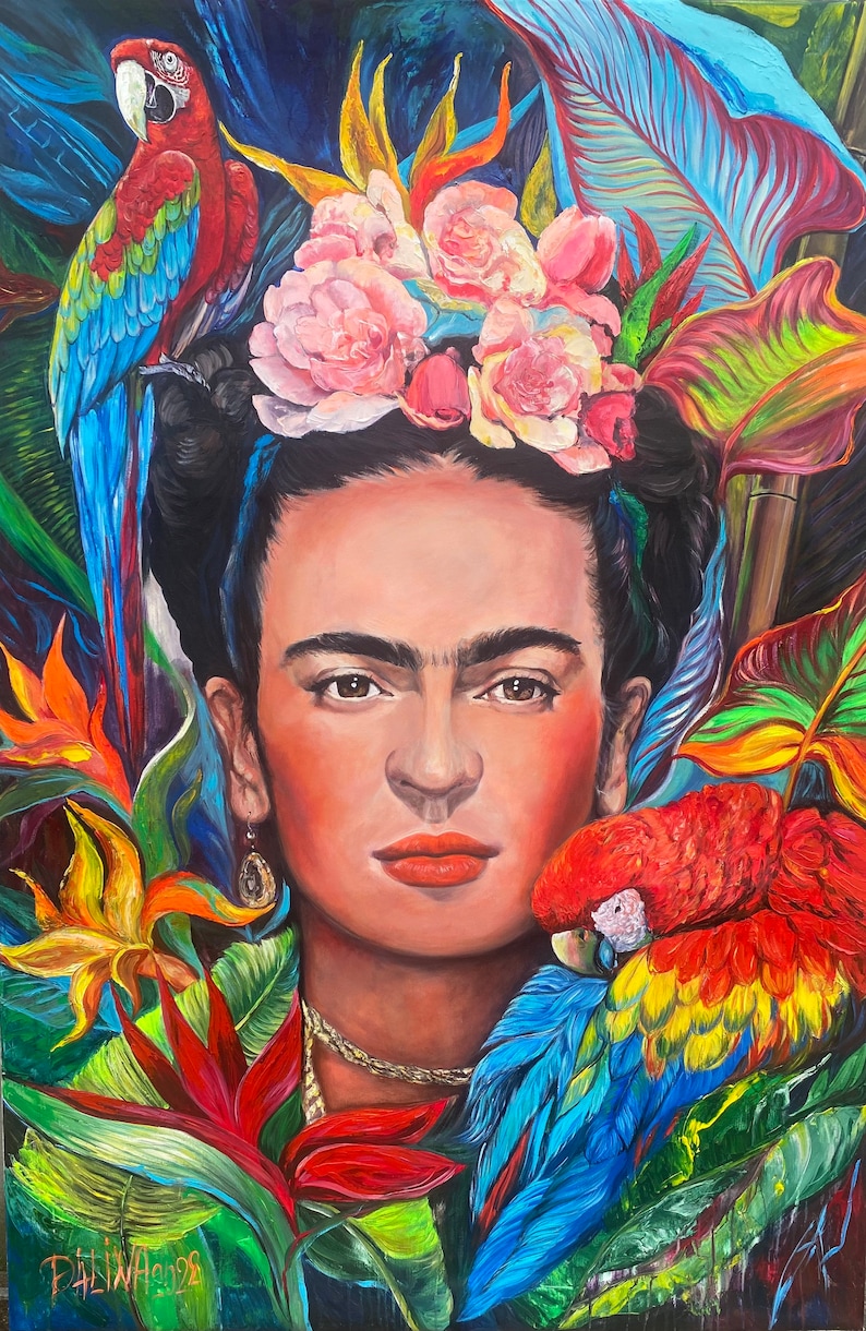 Pu&ograve; includere: Un dipinto colorato di Frida Kahlo circondata da fiori tropicali e pappagalli. Il dipinto &egrave; realizzato in uno stile realistico e presenta colori vivaci.