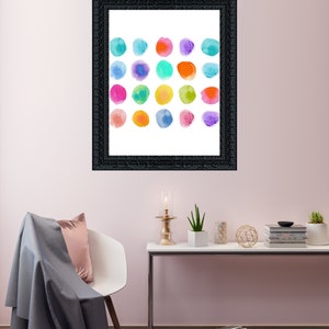 K&ouml;nnte beinhalten: Ein gerahmter Druck mit wei&szlig;em Hintergrund und einem Raster aus 20 bunten Aquarellkreisen. Die Kreise sind in verschiedenen Blaut&ouml;nen, Gr&uuml;nt&ouml;nen, Gelbt&ouml;nen, Oranget&ouml;nen, Rosat&ouml;nen und Violettt&ouml;nen gehalten.