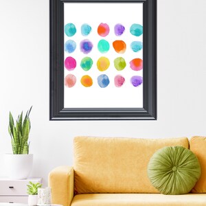 K&ouml;nnte beinhalten: Ein gerahmter Druck mit wei&szlig;em Hintergrund und einem Raster aus 20 bunten Aquarellkreisen. Die Kreise sind in verschiedenen Blaut&ouml;nen, Gr&uuml;nt&ouml;nen, Gelbt&ouml;nen, Oranget&ouml;nen, Rosat&ouml;nen und Violettt&ouml;nen gehalten.