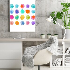 K&ouml;nnte beinhalten: Ein Aquarellbild mit bunten Kreisen auf wei&szlig;em Hintergrund. Die Kreise sind in einem Raster angeordnet und in verschiedenen Blaut&ouml;nen, Gr&uuml;nt&ouml;nen, Gelbt&ouml;nen, Oranget&ouml;nen, Rosat&ouml;nen und Violettt&ouml;nen gemalt.