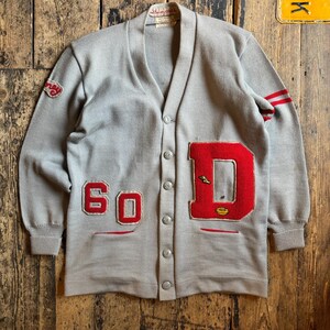 Raro cárdigan vintage de lana peinada con letras de la marca Dehen. Fabricado en Portland, Oregón, talla 40/mediana.