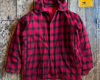 Vintage seltene 1970/80er Woolrich Buffalo Plaid Mackinaw Jagdjacke mit umkehrbarem, gestepptem Innenfutter. Hergestellt in den USA, Größe Medium / Large.