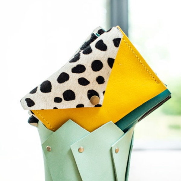 Cartera de piel con pelo de guepardo hecha a mano