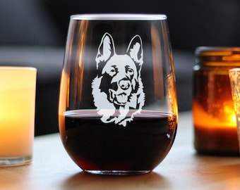 Könnte beinhalten: Ein klares Weinglas aus Glas mit einem weißen, geätzten Design eines Deutschen Schäferhundes. Das Glas ist mit Rotwein gefüllt.