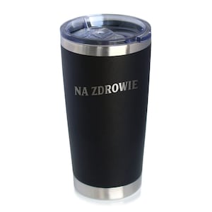 Puede incluir: Taza de viaje de acero inoxidable negro con tapa transparente y el texto "NA ZDROWIE" grabado en el lateral.