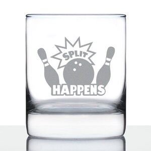 Pode incluir: Um copo de vidro transparente com um desenho gravado em branco de uma bola de boliche e pinos com o texto "SPLIT HAPPENS".