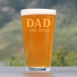 Dad Est 2025 - Neues Vater Pint Glas Geschenk für Eltern zum ersten Mal - Mutige 16 Unzen Gläser