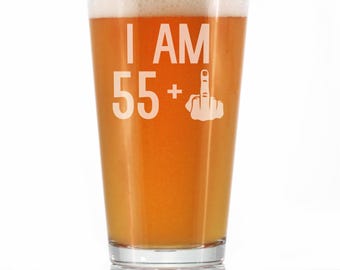 Grappig pintglas 56e verjaardag: biercadeau met geëtst middelvinger