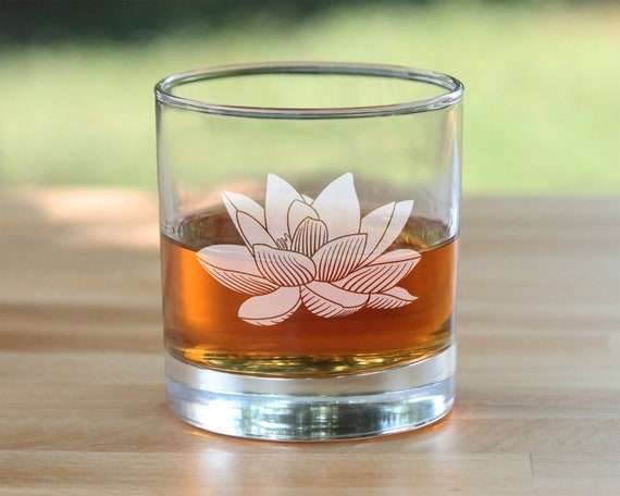 エッチングされた蓮の花のウイスキーグラス - 花柄ヨガギフト - Etsy 日本