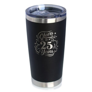 以下が含まれることがあります： 「Cheers to 25 Years」と銀色の文字が刻まれた黒いステンレス製のタンブラーです。
