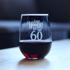 Demasiado joven para tener 60 / Copa de vino sin tallo divertida, tamaño grande de 17 onzas, refranes grabados, regalo de cumpleaños número 60 para mujeres