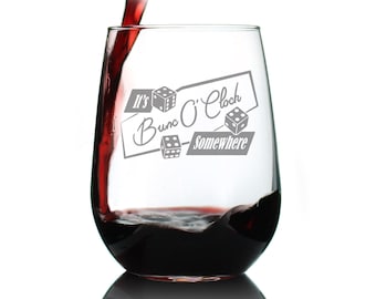 Puede incluir: Una copa de vino de vidrio transparente con el texto "It's Wine O'Clock Somewhere" grabado en el lateral. La copa está llena de vino tinto.