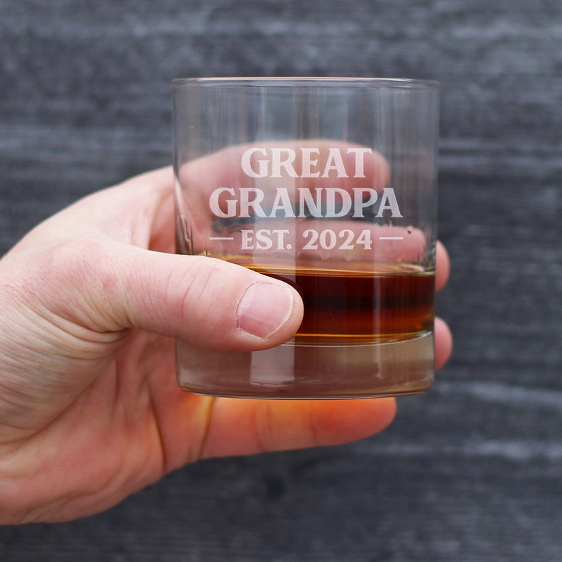 Great Grandpa Est 2024 Neuer Urgroßvater Whisky Rocks Glas Geschenk zum ersten Mal Urgroßeltern Mutige 10,25 Unzen Gläser Bild 4