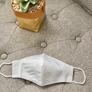 Maschera viso grigio chiaro riutilizzabile e lavabile protettiva, maschera facciale fatta a mano nel Regno Unito, maschera viso in cotone, maschera protettiva alla moda