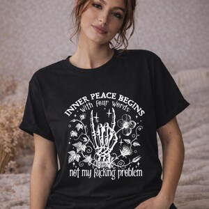 Camiseta unisex con estampado floral de mano de esqueleto, humor negro y sarcástico. imagen 1