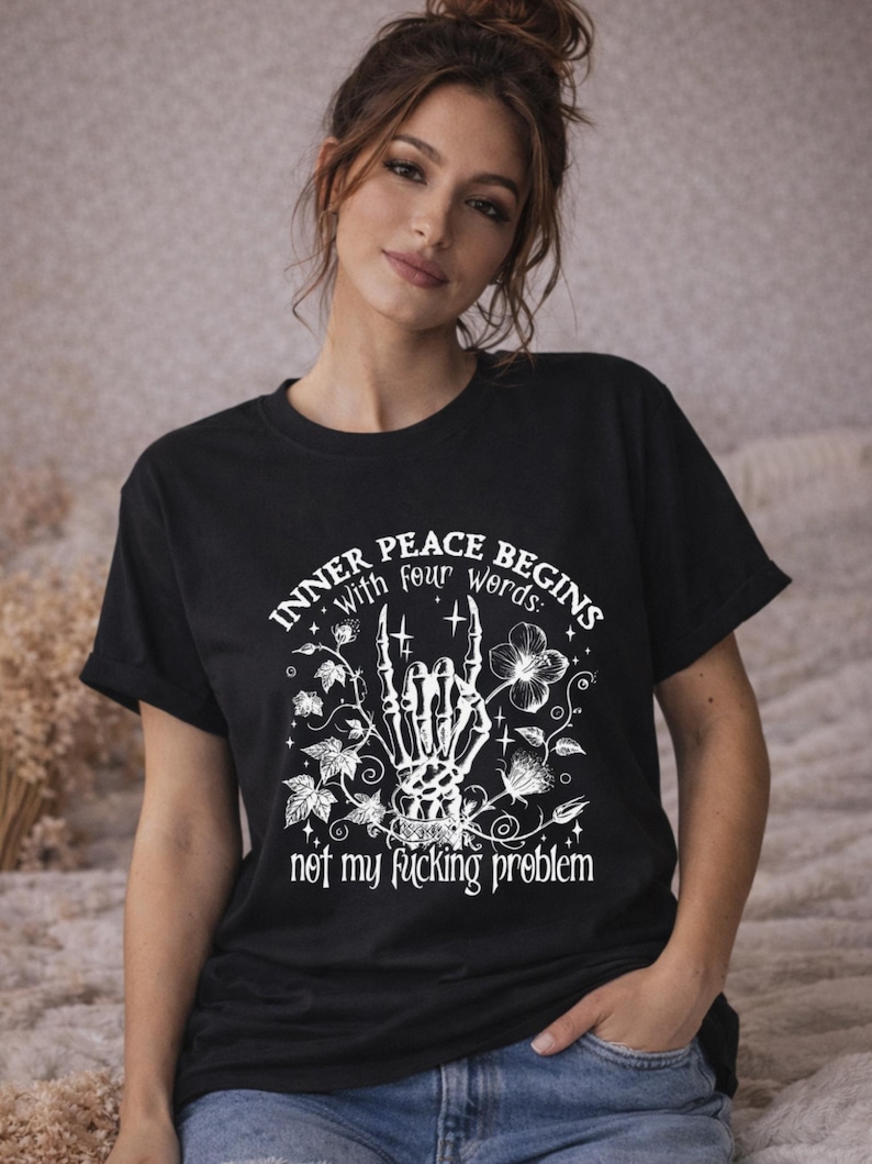 Camiseta unisex con estampado floral de mano de esqueleto, humor negro y sarcástico. imagen 1