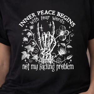 Camiseta unisex con estampado floral de mano de esqueleto, humor negro y sarcástico. imagen 2