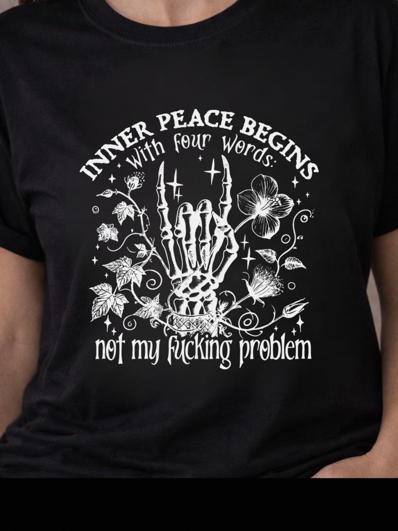 Camiseta unisex con estampado floral de mano de esqueleto, humor negro y sarcástico. imagen 2