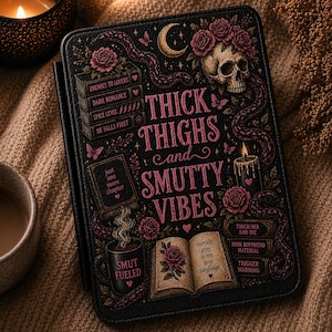 Könnte beinhalten: Schwarze E-Reader-Hülle mit einem gotischen Design mit einem Totenkopf, Rosen und dem Text "THICK THIGHS and SMUTTY VIBES". Die Hülle enthält auch Buchtitel wie "Enemies to Lovers" und "Dark Romance".