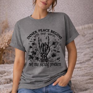 Camiseta unisex con estampado floral de mano de esqueleto, humor negro y sarcástico. imagen 3